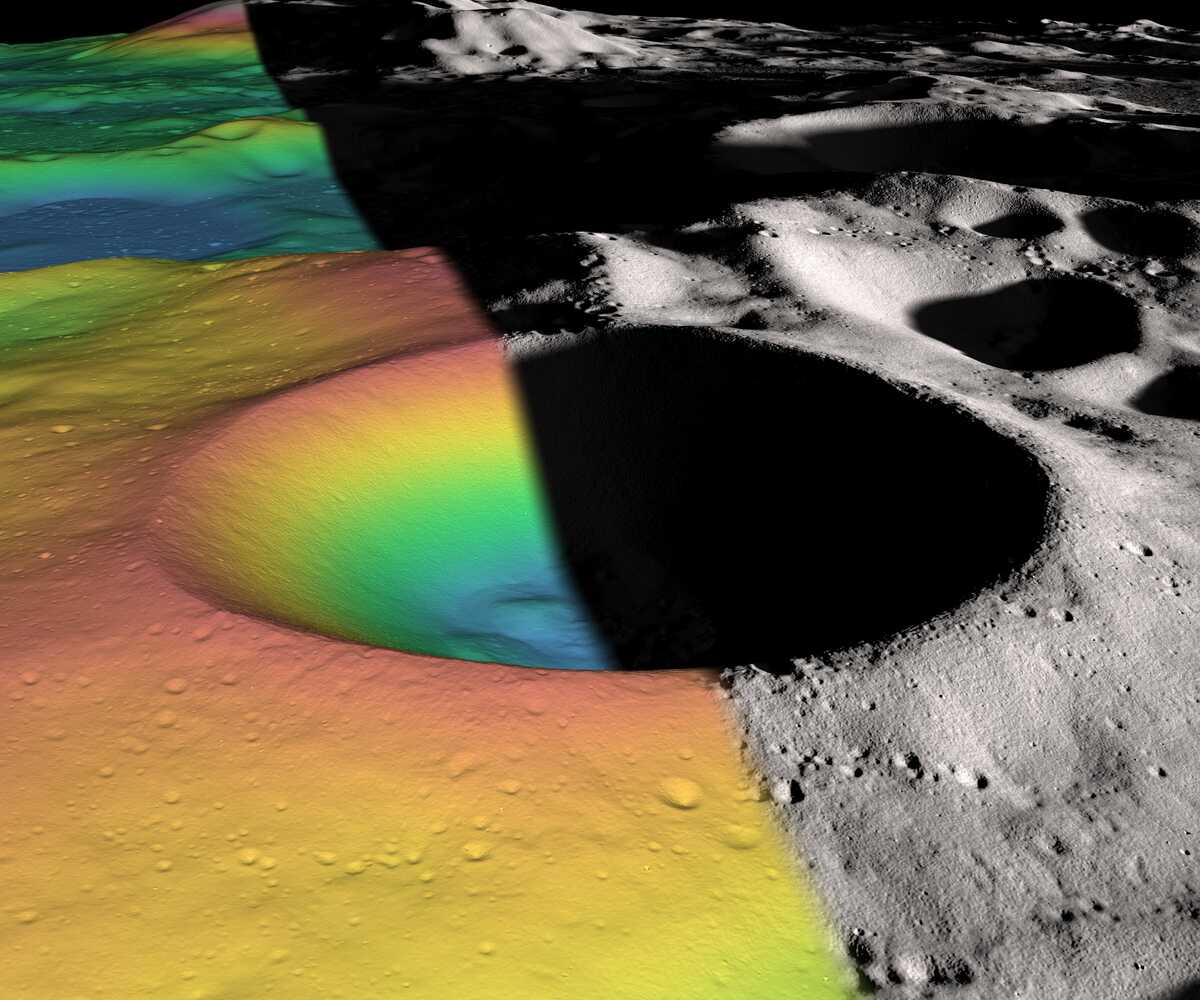 Un cráter circular de la zona sur de la luna.