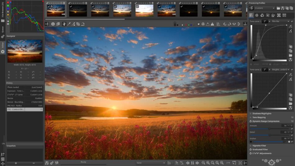 Captura de la interfaz de Raw Therapee con la foto de un atardecer.