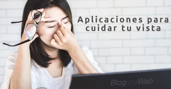 Mujer tocando tus ojos a consecuencia de la luz azul