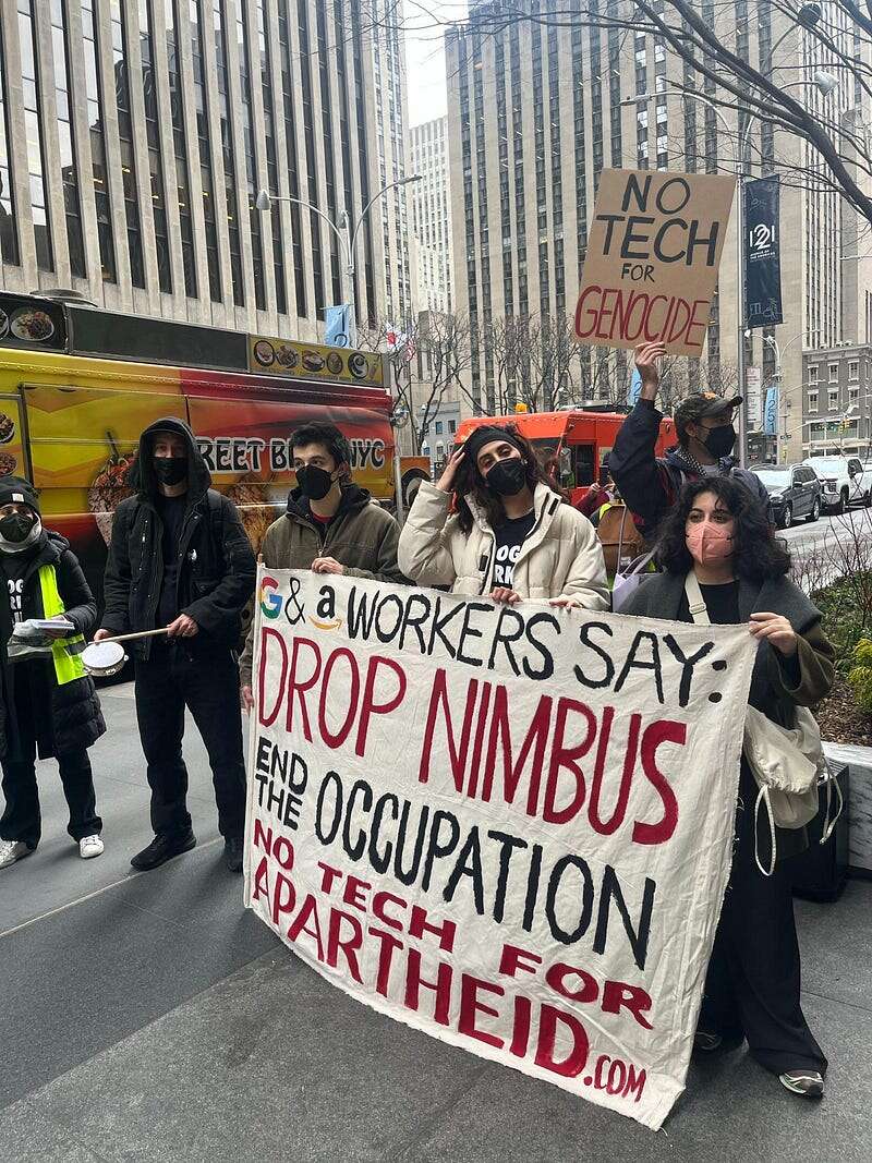 Un grupo de manifestantes jóvenes con una manta que dice 